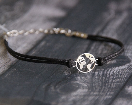 Bransoletka ze srebrnym globusem na czarnym sznureczku