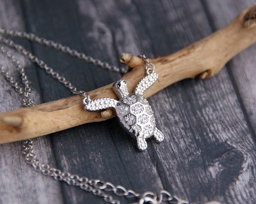 naszyjnik z żółwiem wodnym ze srebra z cyrkoniami