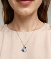 naszyjnik z rybą zaprezentowany na modelce